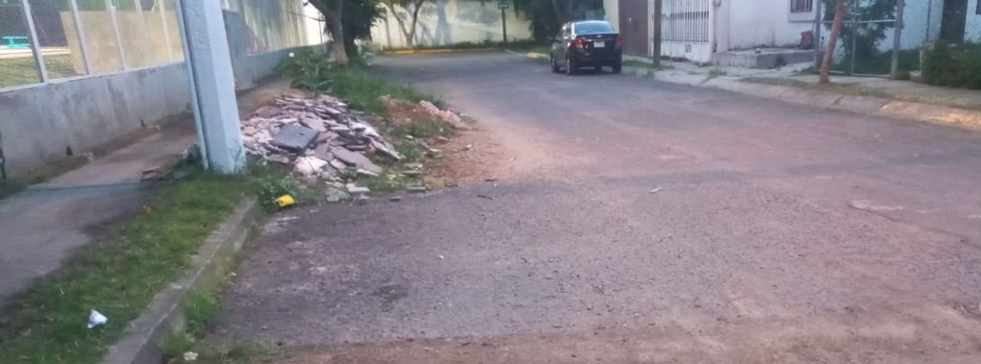 Presidente <a href="/JuanJoseFrangie/">Juan José Frangie</a> así como se levantó el tronco seco, podría levantarse todo este escombro que lleva 7 meses, afuera unidad deportiva valle de nuevo méxico. <a href="/ServiciosZap/">Servicios Municipales Zapopan</a> <a href="/ZapopanDen/">Denuncia Ciudadana Zapopan</a> <a href="/LOBOALFA76/">LOBO ALFA</a> <a href="/NadiaMadrigal/">Nadia Madrigal</a> <a href="/HectorXkamylla/">Héctor Escamilla</a> <a href="/RubiBobadilla/">Rubi Bobadilla</a> <a href="/ComudeZapopan/">Comude Zapopan</a> <a href="/Trafico_ZMG/">TráficoZMGuadalajara</a>