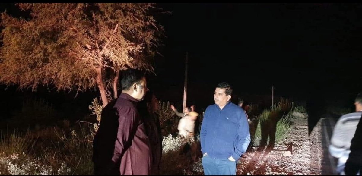 BalaHoodaINC's tweet photo. यह है #हरीश_मॉडल

टिड्डी के समय किसानों के लिए मददगार साबित हुआ हरीश मॉडल

कोरोना में रातों रात अस्पताल बनाकर देवदूत बना हरीश मॉडल 

बायतु की चमचमाती सड़कों में दिखता है हरीश मॉडल @Barmer_Harish https://t.co/NQhh90ldc6