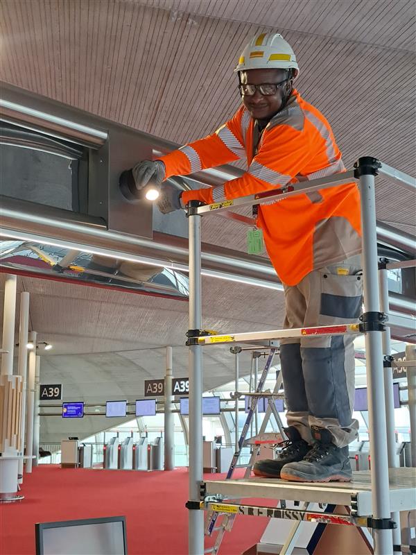 Spiebatignolles's tweet photo. [CŒUR D’OUVRAGE #Usages]  Un tout nouvel embarquement à l’aéroport de Roissy-Charles-de-Gaulle ✈️

Spie batignolles énergie a réalisé pour le groupe @‌Aéroports de Paris les travaux de rénovation de la salle d’embarquement du satellite du terminal A2 à Roissy–Charles-de-Gaulle. https://t.co/MYLiqo15zM