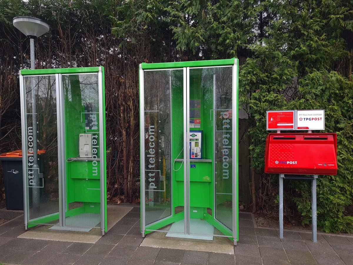ziekenverzorger's tweet photo. Onze smartphone van vroeger ๐คช #smartphone #telefoon #telefooncel Vroeger hingen er zelfs telefoonboeken in, dat kon toen nog. https://t.co/qqL9ffeihc