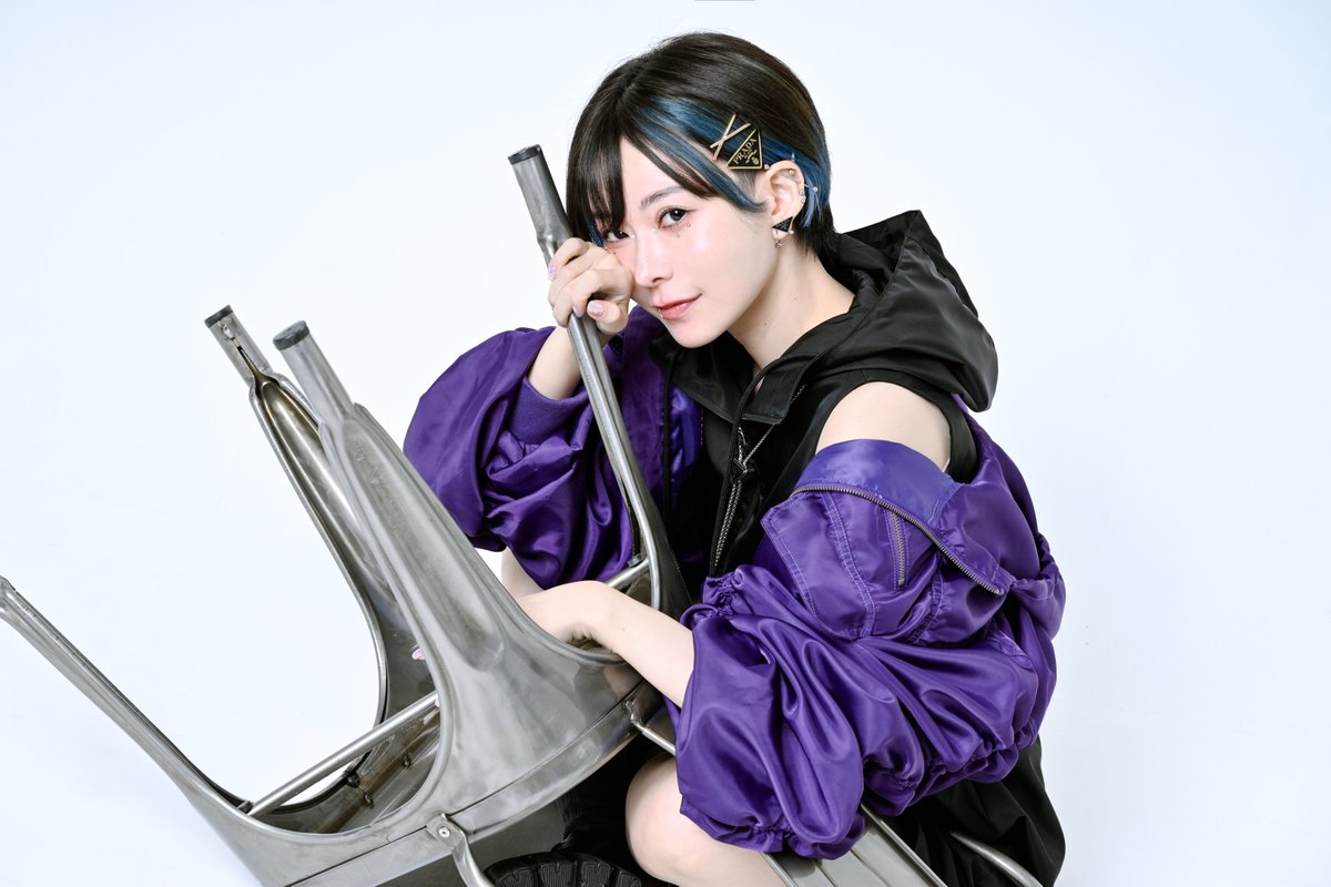 HZshizuku's tweet photo. 【ソロアー写更新】

33歳にして椅子の使い方を忘れた新アー写です。

ますます頑張るぞ〜！

最近ハルシに「今雫さんが稼働してる間、もう片方の雫さんが家で充電されてる」みたいなことを言われ、ロボ扱いされている
#教祖爆誕 https://t.co/XIobvdMuxj