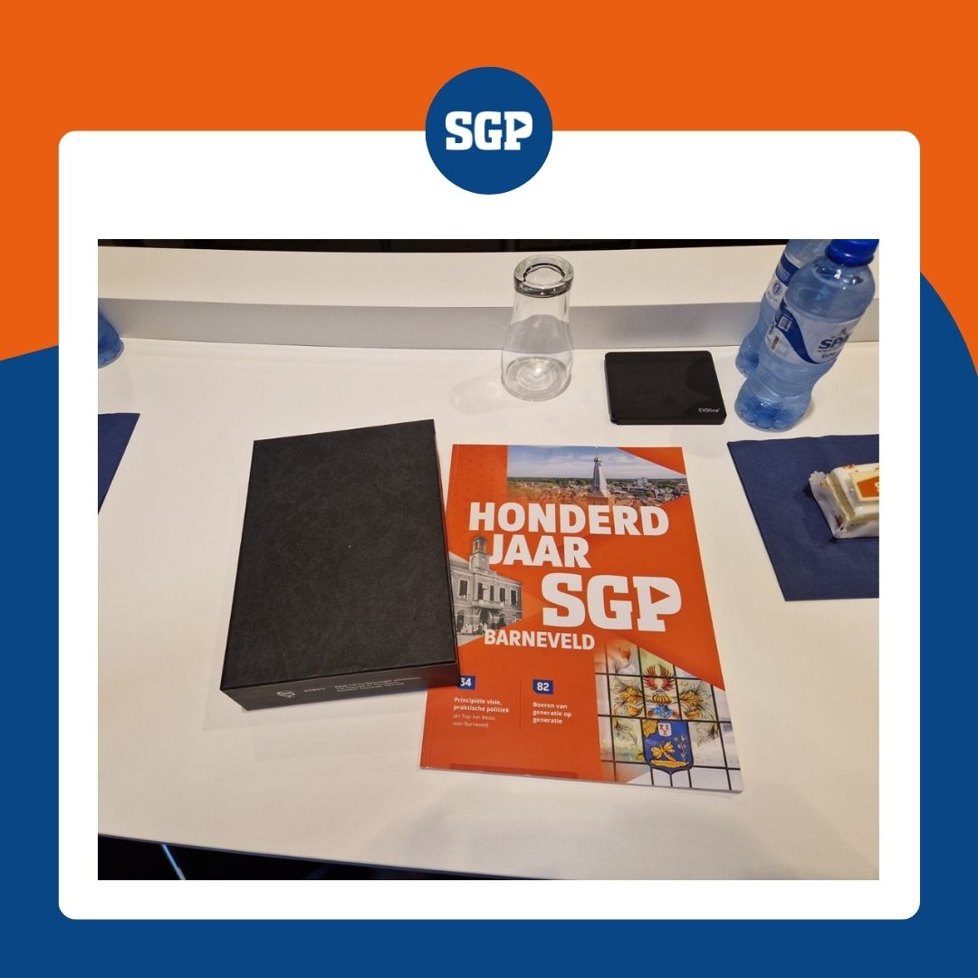 100 jaar SGP Barneveld! Daar werd vorige week bij stilgestaan voor en tijdens de raadsvergadering. Er werd een jubileummagazine overhandigd en aan de burgemeester en alle raads- en collegeleden een Bijbel.

barneveld.sgp.nl/actueel/nieuws…