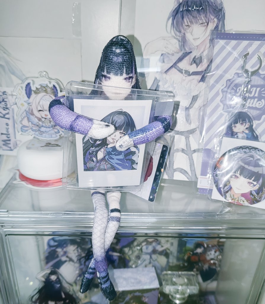 When I got home and checked my desk, I found my mom had put her up like this...🤣🤣🤣🤣