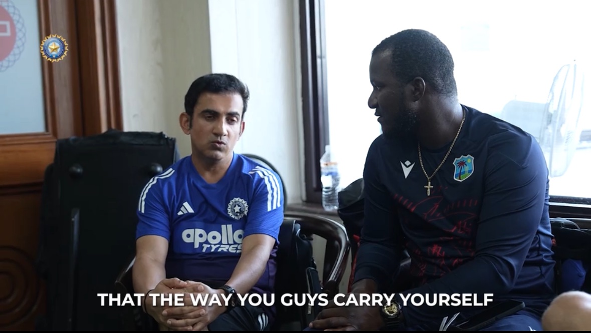 MidnightMusinng's tweet image. Team India in the West Indies dressing room after the match ! 

Lovely to see ❤️

#INDvWI #INDvsWI