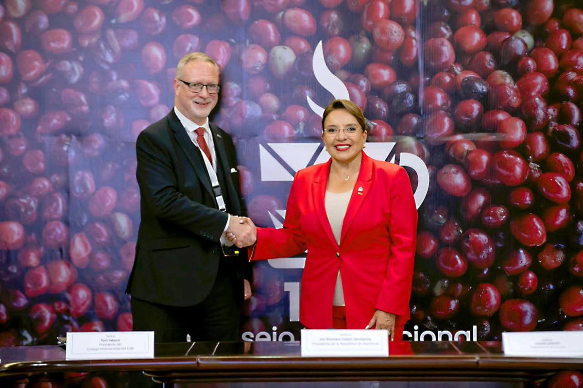 SECAPPH's tweet image. #SECAPPHINFORMA ☕️🇭🇳 ​¡Honduras se consolida como el epicentro mundial del café! 🌎

​La 140° Asamblea Internacional del Café en San Pedro Sula reúne a representantes de 77 países productores y exportadores. Es un acontecimiento histórico para nuestra nación.

​En este encuentro…