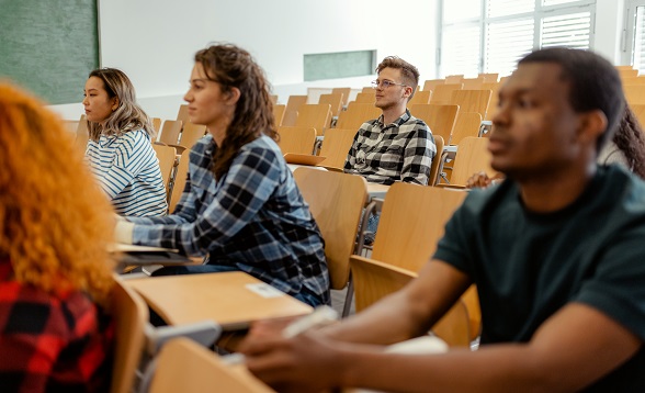 Les arrêtés actant la refonte des cinq diplômes de niveau 6 du travail social ont été publiés au Journal officiel du 14 octobre, ce qui permet de se conformer au calendrier de Parcoursup (la date butoir était fixée au 15 octobre).
lemediasocial.fr/reforme-des-di…
