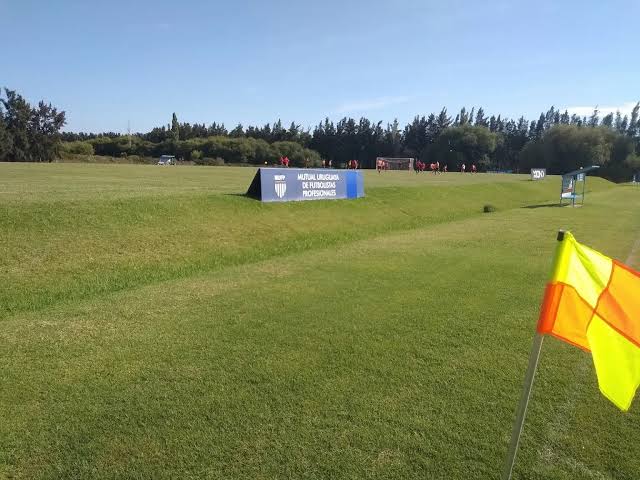También hoy14/10 se cumplen 17 años de la inauguración del primer complejo deportivo realizado por un sindicato de Futbolistas en Sudamérica.Idea que ha beneficiado en mucho a los Futbolistas que necesitan prepararse para su próximo desafío contractual Salu' por ello <a href="/Mutual_Uru/">MUFP</a>