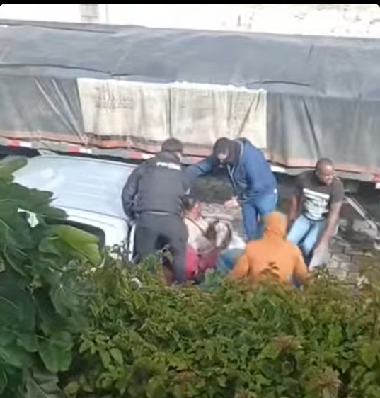 wambraEc's tweet photo. #Detenidos
#Otavalo 
El medio comunitario @ApakTv registra la detención de al menos ocho personas en Otavalo durante el paso del Convoy Humanitario del gobierno de Daniel Noboa
En videos se observa cómo agentes vestidos de civil detienen a manifestantes; otros son arrastrados y golpes, inclusive presentan heridas. 
#ParoNacional2025