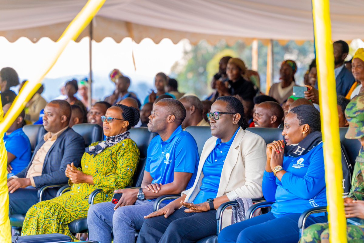 Nyamagabe's tweet image. Umunyamabanga wa Leta muri @RwandaLocalGov, @mskayisire yatangirije ku rwego rw'Igihugu mu Murenge wa #Kibilizi Ukwezi kwahariwe uruhare rw'umuturage mu Igenamigambi n'ingengo y'imari ya 2026/2027.
Iki gikorwa cyatangijwe n'imurikabikorwa rito. 1/3