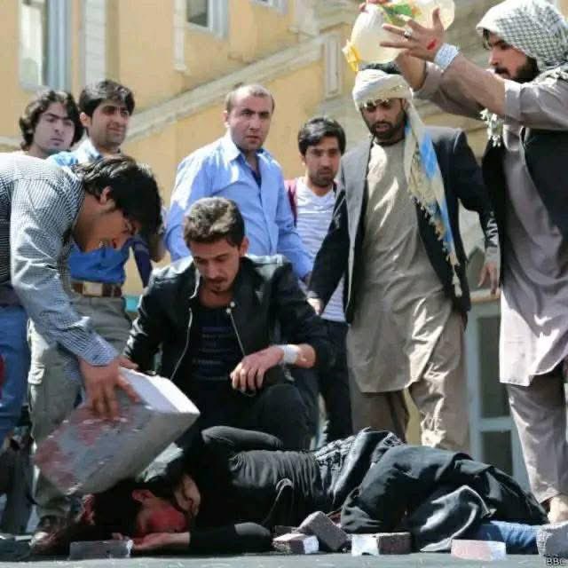 JahanzebWesa's tweet image. Ten years ago today, Farkhunda was killed in Kabul. A young woman falsely accused, she was brutally beaten, stoned, and then set on fire by a mob. Her only crime was being a woman in a society consumed by ignorance and silence. Justice was never served.
#Farkhunda #Justice #HRW