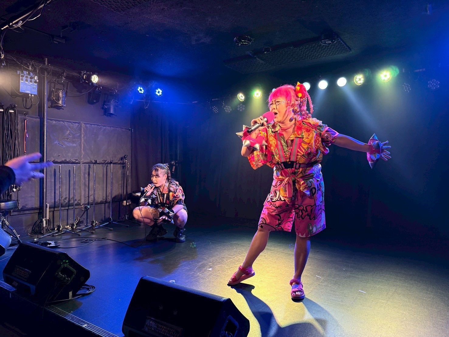 イーダ•ヴァリッキオ「静かな時の流れ」 イーダ・ヴァリッキオ「静かな時の中で」紙に油彩 :: 絵画買取