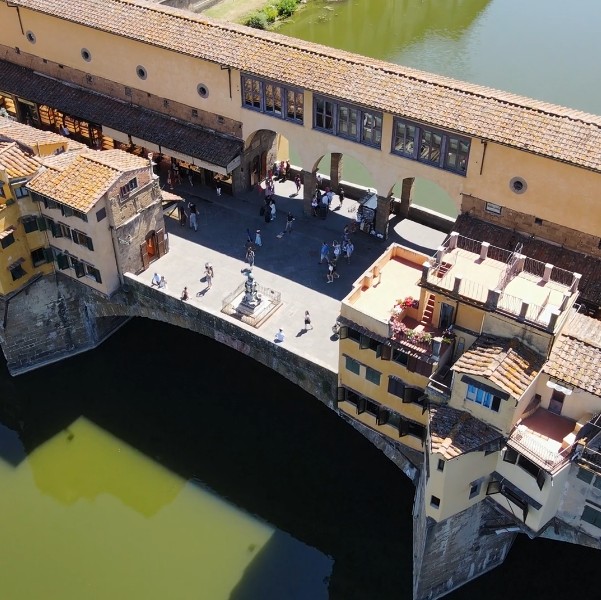 learnitalianpod's tweet image. ✨ A breathtaking view from above!
The iconic Ponte Vecchio — Florence’s timeless bridge where history, art, and romance meet 💛🇮🇹 #Florence #PonteVecchio