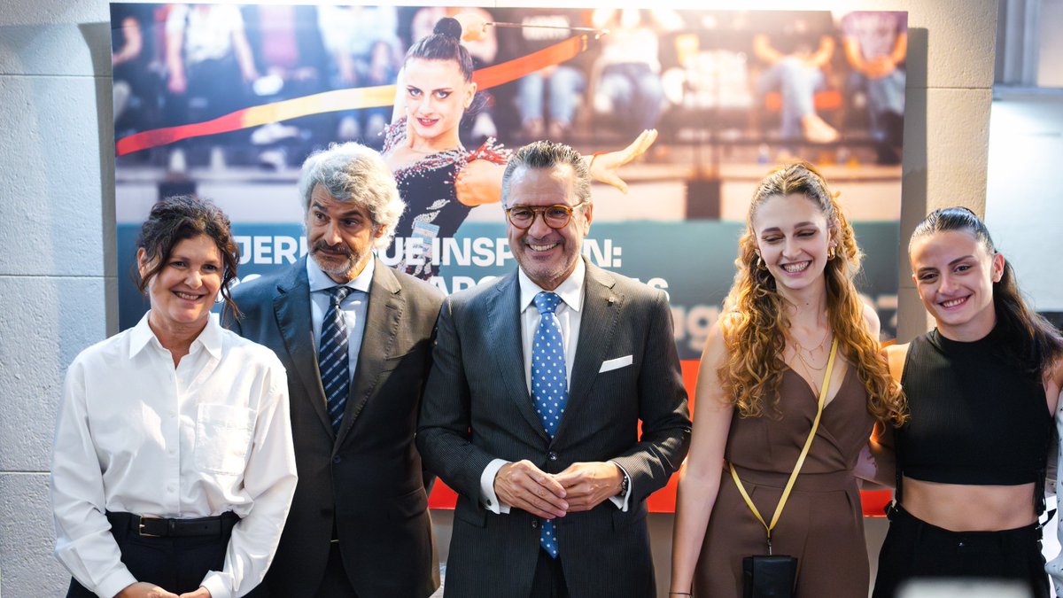 Catalunya_ARG's tweet image. 📸Inauguramos junto a @estiload la muestra “Mujeres que inspiran: deportistas argentinas en acción” de @mwaichman en la @DerechoUBA  

Gracias a la Ministra @gabiricardes, al decano Leandro Vergara, y a la gimnasta Celeste D’Arcangelo por acompañarnos