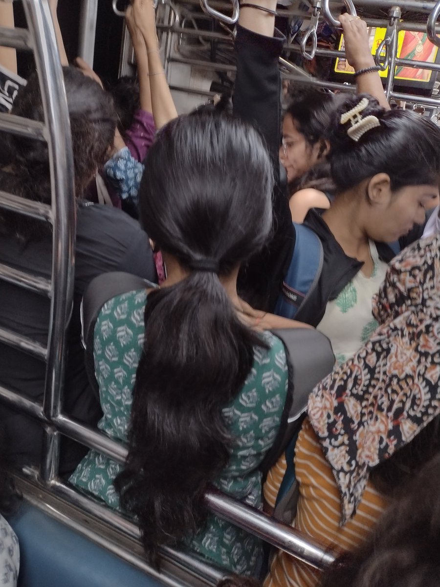 vidya_heble's tweet photo. When will we get a Metro to relieve this crush? #ThaneLocal #OffPeak https://t.co/mW6YhRW9IK