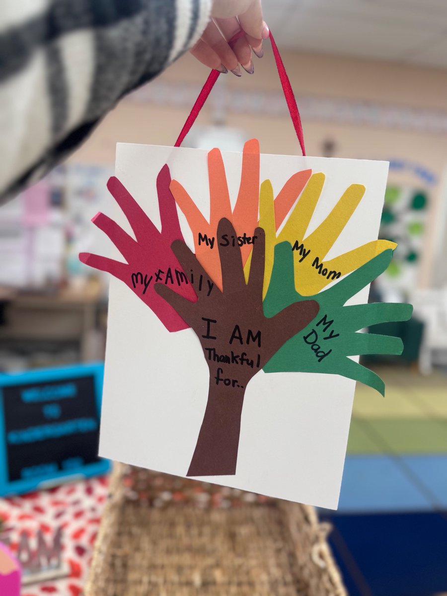 The kindergarten friends made a thanksgiving craft to share with families over the thanksgiving long weekend of what they were thankful for ✋🏼✋🏾🌳 🦃 #thankful #handprintthankfultree