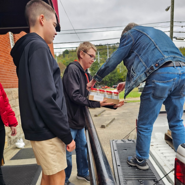 BHSBigReds's tweet image. Mr. Schmidli's class working hard unloading trucks for the food bank at the Bellaire Methodist Church for some community service. They have a tireless work ethic when helping out at the church each month. #ProgressWithPurpose #Next100 #LetsGoReds