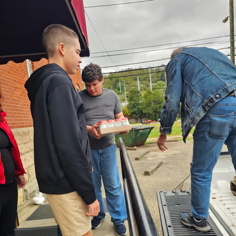 BHSBigReds's tweet image. Mr. Schmidli's class working hard unloading trucks for the food bank at the Bellaire Methodist Church for some community service. They have a tireless work ethic when helping out at the church each month. #ProgressWithPurpose #Next100 #LetsGoReds