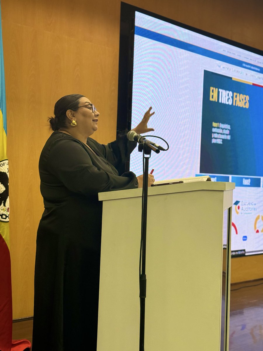 ControlIntCund's tweet image. #AEstaHora Yoana Aguirre, jefe de @ControlIntCund, interviene en el evento de reconocimiento a los aliados del control fiscal de @Contralcundinam, exaltando el compromiso y la labor de personeros y jefes OCI de #Cundinamarca como pilares de la transparencia y la ética pública.🤝