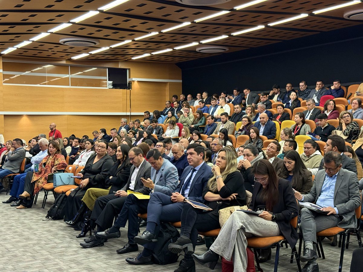 ControlIntCund's tweet image. #AEstaHora Yoana Aguirre, jefe de @ControlIntCund, interviene en el evento de reconocimiento a los aliados del control fiscal de @Contralcundinam, exaltando el compromiso y la labor de personeros y jefes OCI de #Cundinamarca como pilares de la transparencia y la ética pública.🤝