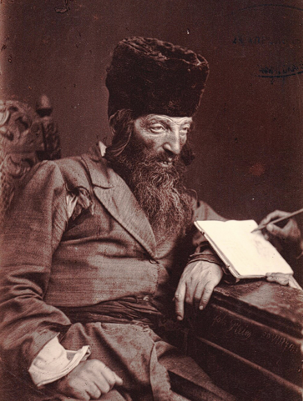 Ах лучше бы сердце пронзили мне пулей
Вы погубили меня вы злодей
Вы обманули вы обманули
Вы отравили мой девичий мозг
Вы растоптали мои эдельвейсы
Так убирайтесь пархатый вы монстр
Брейте свои кациапские пейсы... Г. Самойлов ©