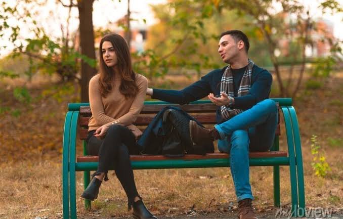 پوچھتے ہو وہ کیسی ہے
اپنی تحریروں جیسی ہے
الجھی ہوئی اور مبہم سی
ہاتھوں کی لکیروں جیسی ہے
روتے ہوئے جو ہنس پڑتی ہے
ان پُرنَم آنکھوں جیسی ہے
عیاں ہو کر بھی مَخفی ہے
سِیپ کے موتی جیسی ہے
سب سے مل کر بھی  جدا ہے
سب رنگوں کی خوبصورتی جیسی ہے۔

#داستان_دل 

جادوگر