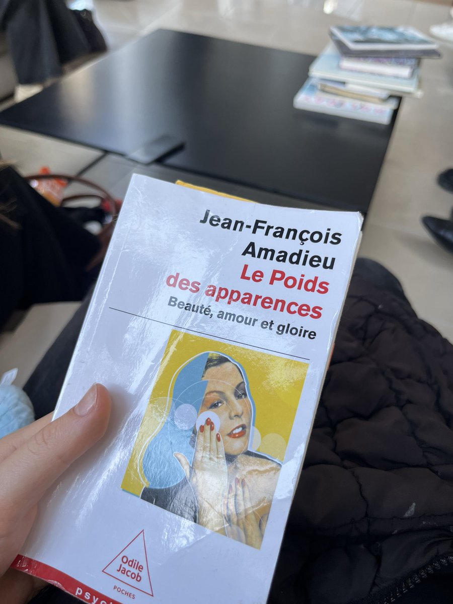 Attendre après 25 personnes pour se faire juger uniquement sur son apparence voici ma lecture pour occuper ces longues minutes