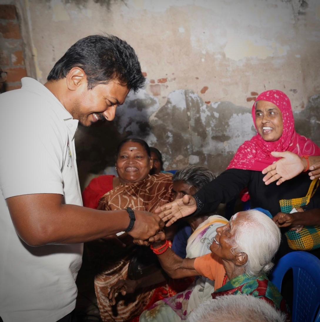 நம்முடைய சேப்பாக்கம் - திருவல்லிக்கேணி தொகுதி, சேப்பாக்கம் பகுதி, கழக வட்டம் 62-அ, சிந்தாதிரிப்பேட்டை சிங்கன தெரு பகுதியைச் சேர்ந்த 1000 பொதுமக்களுக்கு இன்றைய தினம் நலத்திட்ட உதவிகளை வழங்கி வாழ்த்தினோம்! நலத்திட்டங்களைப் பெற்ற அவர்களின் அன்பில் நெகிழ்ந்தோம்! #ChepaukTriplicane