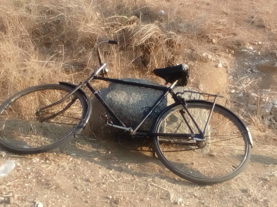 radio_zimbabwe's tweet image. Rave nemasvondo maviri riripo apa bhasikoro iri mumugwagwa uri kwaMarange.
Pane munhu akamboritora asi akadzoka naro achimhanya.
Zviriko here izvi??
#DriveTimeVibes with Ndundu Chikara 🔥🔥🔥