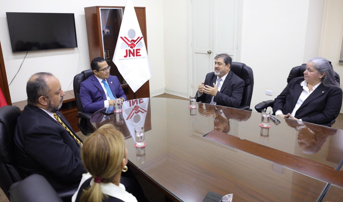 El Presidente del JNE, Roberto Burneo, y el miembro del Pleno, Willy Ramírez, se reunieron con el Decano del Colegio de Abogados de Lima, Raúl Canelo, para revisar la posibilidad de la realización de actividades académicas interinstitucionales en el marco de las Elecciones