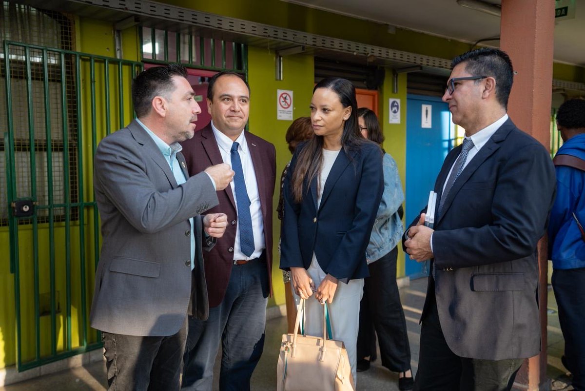 UNESCO Santiago (@unescosantiago) on Twitter photo La aplicación del Estudio #ERCE2025 para evaluar los aprendizajes de estudiantes de 3º y 6º empezó en Chile. Nuestra directora <a href="/ekuischlaroche/">Esther Kuisch Laroche</a> y el coordinador del Laboratorio LLECE <a href="/henriquezchile/">Carlos Henríquez C</a>, visitaron junto a <a href="/agenciaeduca/">Agencia de Calidad de la Educación</a> la Escuela Víctor Jara (Estación Central). 🧵👇 La aplicación del Estudio #ERCE2025 para evaluar los aprendizajes de estudiantes de 3º y 6º empezó en Chile. Nuestra directora <a href="/ekuischlaroche/">Esther Kuisch Laroche</a> y el coordinador del Laboratorio LLECE <a href="/henriquezchile/">Carlos Henríquez C</a>, visitaron junto a <a href="/agenciaeduca/">Agencia de Calidad de la Educación</a> la Escuela Víctor Jara (Estación Central). 🧵👇