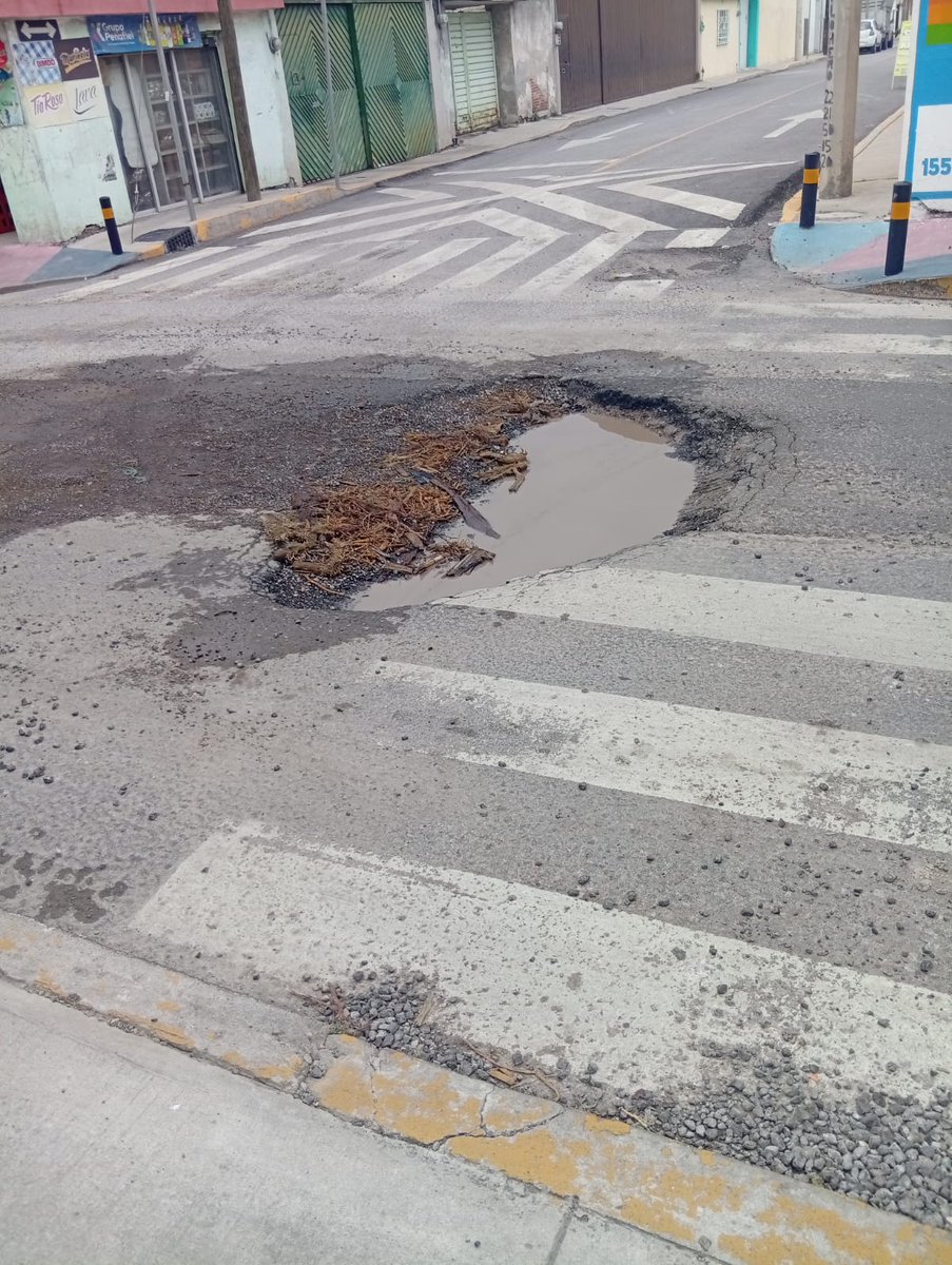 OroNoticiasPue's tweet photo. #ReporteCiudadano 🗣️ Bache en 32 Poniente frente al 3303, colonia Nueva Aurora. Ccp. @InfraPue https://t.co/g7k8YFkD1R