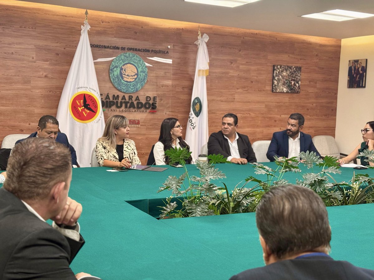 luzmiazul's tweet image. Hoy recibí a sector empresarial, diputada, diputados y alcaldes de #Durango para dar seguimiento a una cartera de proyectos estratégicos en materia de infraestructura logística, agua y apoyo social. Definimos rutas de financiamiento y coordinación F-E-M para detonar inversión…
