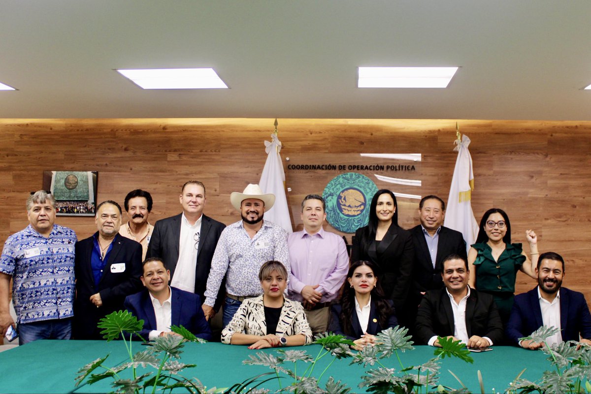 luzmiazul's tweet image. Hoy recibí a sector empresarial, diputada, diputados y alcaldes de #Durango para dar seguimiento a una cartera de proyectos estratégicos en materia de infraestructura logística, agua y apoyo social. Definimos rutas de financiamiento y coordinación F-E-M para detonar inversión…