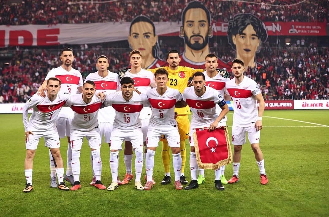 2026 Dünya kupası eleme maçlarında
A milli futbol takımımız Gürcistan'ı
Kendi evimizde 4-1 mağlup etti.
Bu takım son iki maçtır efsane
Tebrikler bizim çocuklar 🇹🇷❤️