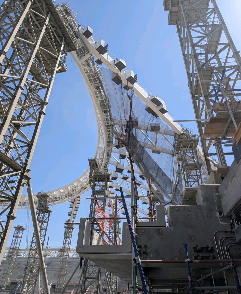 شركة Jinggong Steel International، المورّد للهيكل الفولاذي، بالتعاون مع BESIX والبواني، طوّروا حلاً مبتكرًا من خلال تركيب صناديق العمل (“man boxes”) مسبقًا مباشرة على الأقواس الفولاذية الرئيسية.

توفّر هذه الصناديق نقاط وصول آمنة ومستقرة للفرق التي تقوم بتركيب العناصر الفولاذية