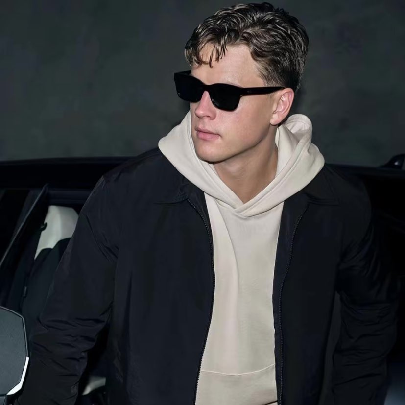 my babygirl joe burrow you are so handsome i want to pick a flower from outside and gingerly tuck it behind your ear 😭😭