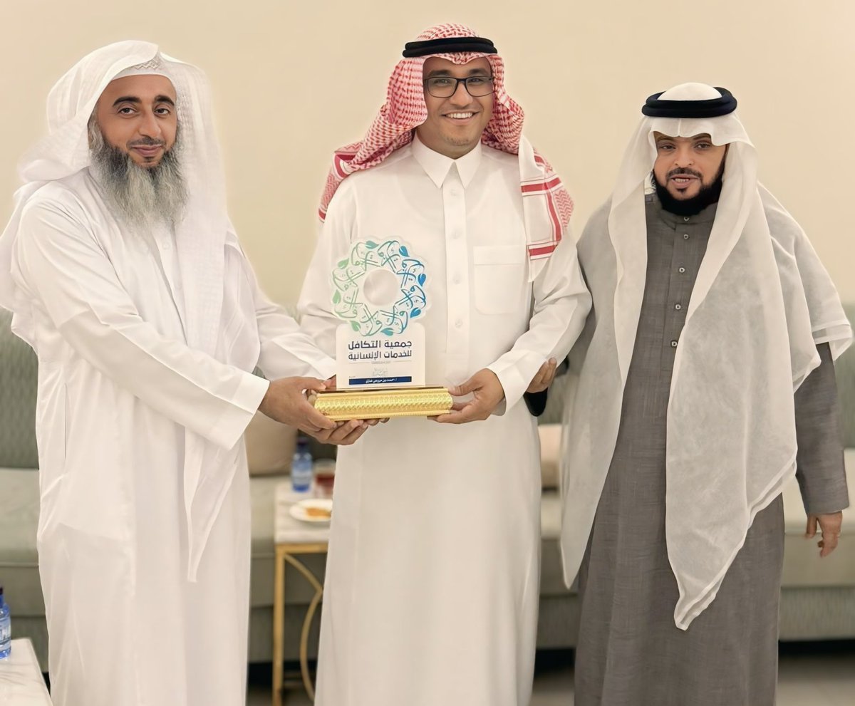 takaful24's tweet photo. #زيارات | 

" العطاء بصمة لا تُنسى، وصدى يبقى في القلوب " 

قامت إدارة الجمعية بزيارة وتكريم الأستاذ أحمد بن مروعي نمازي عرفاناً بدعمه الكريم ومواقفه النبيلة التي جسّدت معنى الشراكة والمسؤولية الاجتماعية . 

#السعوديه_العراق https://t.co/NCExFPIris