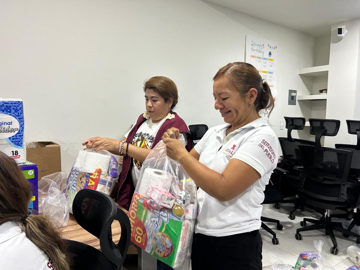 juliomenchaca_'s tweet image. Continuamos recolectando, armando y distribuyendo víveres en los Centros de Acopio, para que los Servidores del Pueblo los entreguen en las zonas afectadas por la vaguada monzónica.
#HidalgoUnido
#PrimeroElPueblo