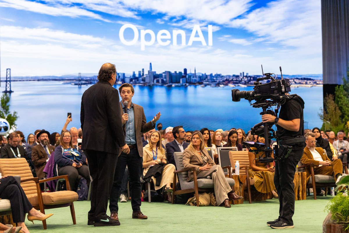 salesforce's tweet photo. The #DF25 main keynote is over…

…but your Agentic Enterprise journey is just beginning.

📍 At @Dreamforce? Download our events app to map your next sessions: https://t.co/LSSTVx7YqB

💻 Joining from home? Stream every moment free on Salesforce+: https://t.co/nlEvNWsrt1