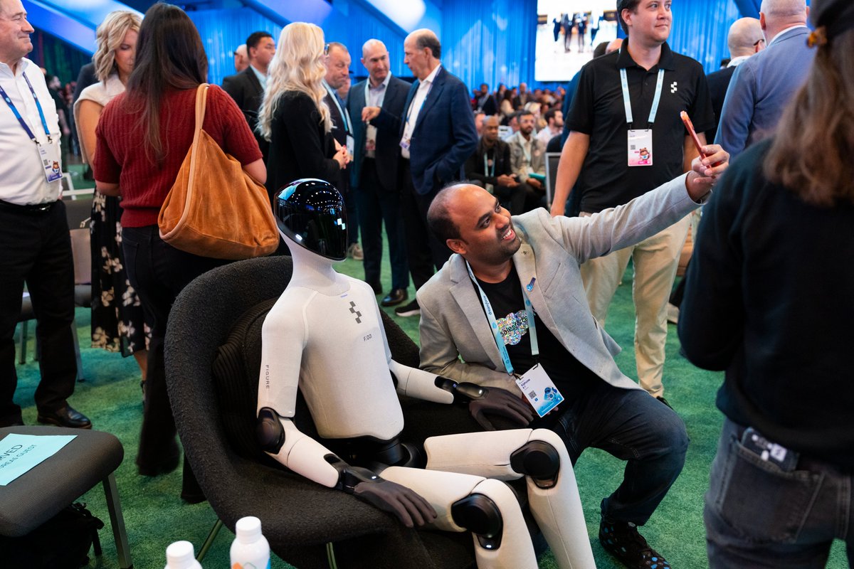 salesforce's tweet photo. The #DF25 main keynote is over…

…but your Agentic Enterprise journey is just beginning.

📍 At @Dreamforce? Download our events app to map your next sessions: https://t.co/LSSTVx7YqB

💻 Joining from home? Stream every moment free on Salesforce+: https://t.co/nlEvNWsrt1