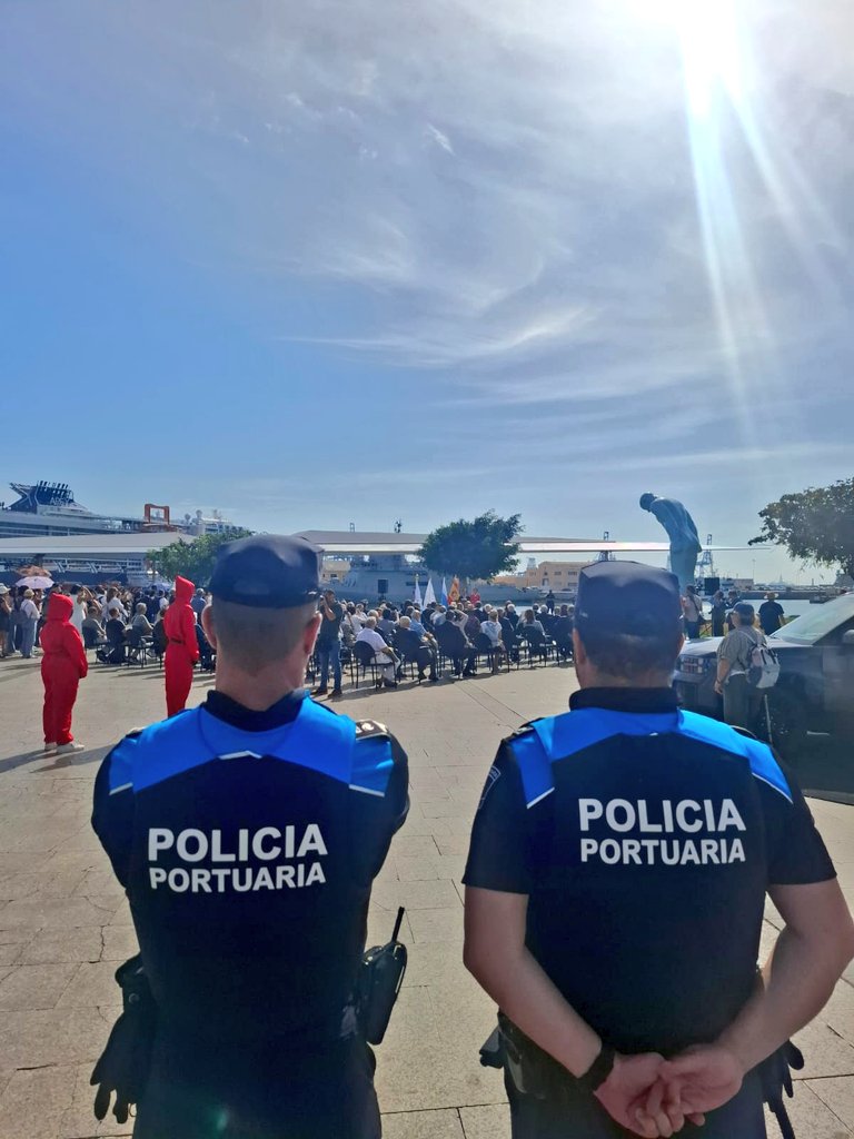 PoliciaAPLP's tweet image. Dispositivo de seguridad en el acto de inauguración del Greetingman, escultura donada por la República de Corea, al que acudieron diferentes autoridades e invitados. 

#PolicíaPortuaria 💙
@PoliciaLPA 
@policia