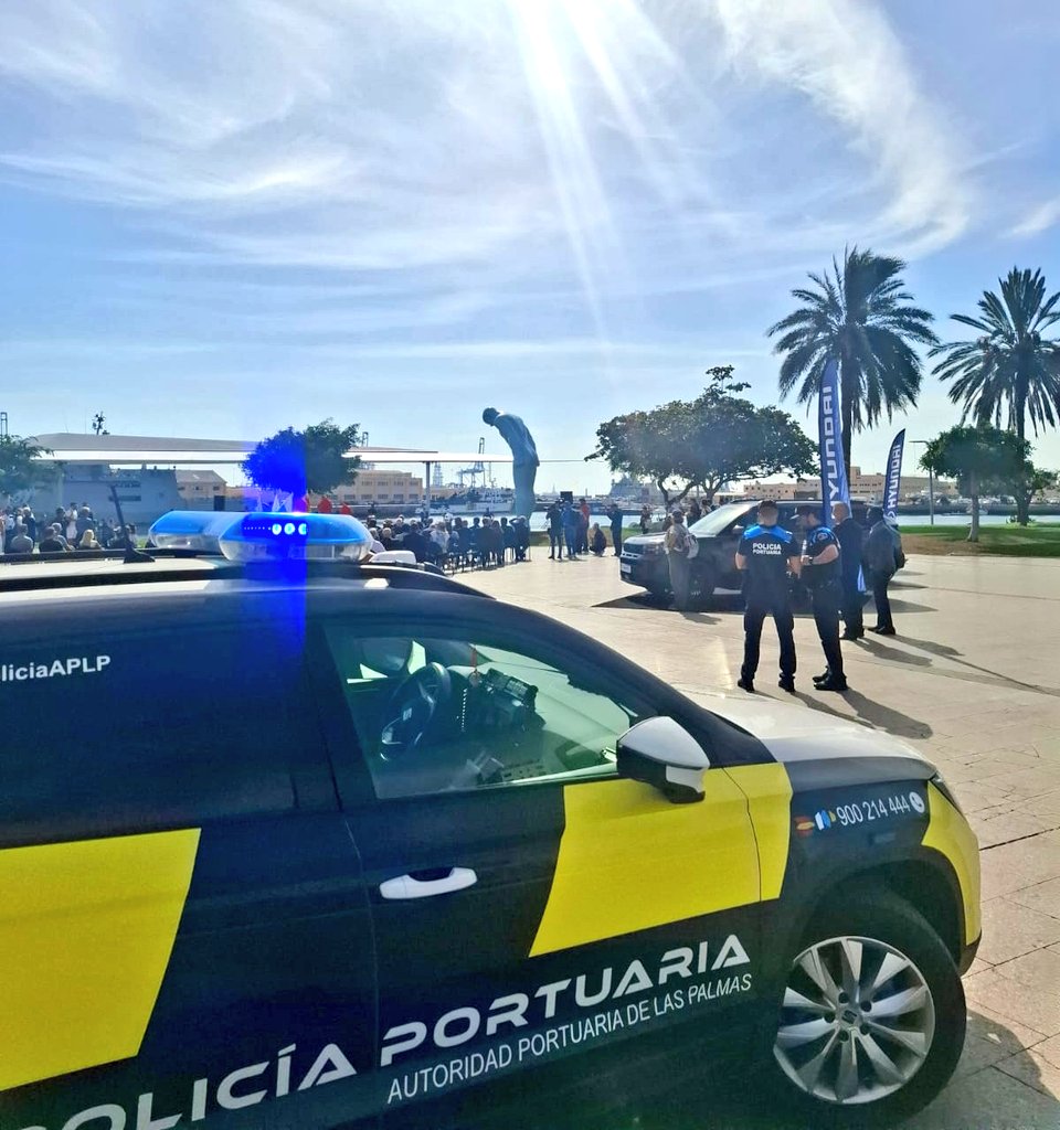 PoliciaAPLP's tweet image. Dispositivo de seguridad en el acto de inauguración del Greetingman, escultura donada por la República de Corea, al que acudieron diferentes autoridades e invitados. 

#PolicíaPortuaria 💙
@PoliciaLPA 
@policia