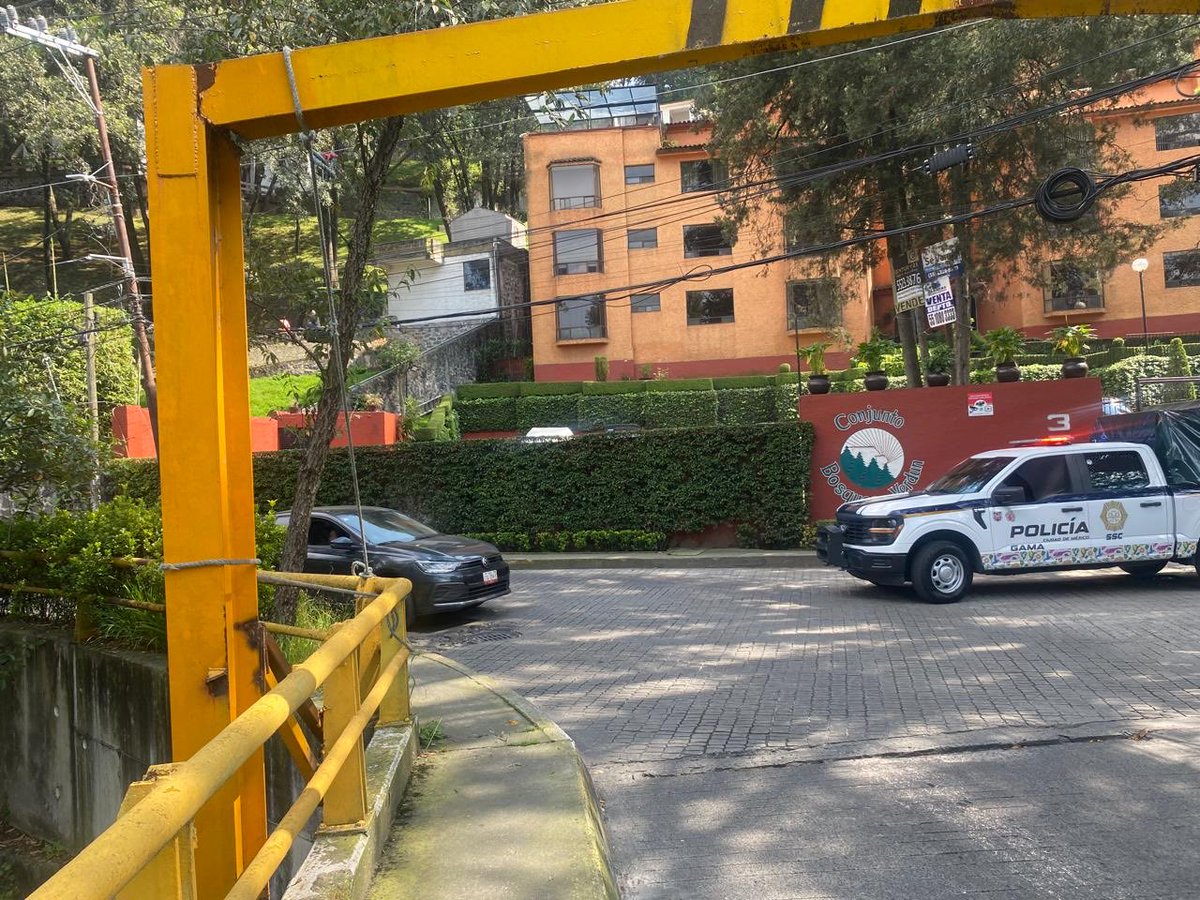 PrivadaCedrosAO (@privadadecedros) on Twitter photo De nuevo rompieron el arco de Cedros y Lafayetteanarrado con un “mecate”. RIESGO inminente para los habitantes, coches y peatones. AYUDA para solucionar situacion de fondo! Está no es el paso sin cobro de la súper vía. <a href="/EnlaceTAguilas/">ENLACE TERRITORIAL AGUILAS®️</a> <a href="/AlcaldiaAO/">Alcaldía Álvaro Obregón</a> <a href="/SGIRPC_CDMX/">Secretaría de Gestión Integral de Riesgos y PC</a> De nuevo rompieron el arco de Cedros y Lafayetteanarrado con un “mecate”. RIESGO inminente para los habitantes, coches y peatones. AYUDA para solucionar situacion de fondo! Está no es el paso sin cobro de la súper vía. <a href="/EnlaceTAguilas/">ENLACE TERRITORIAL AGUILAS®️</a> <a href="/AlcaldiaAO/">Alcaldía Álvaro Obregón</a> <a href="/SGIRPC_CDMX/">Secretaría de Gestión Integral de Riesgos y PC</a>