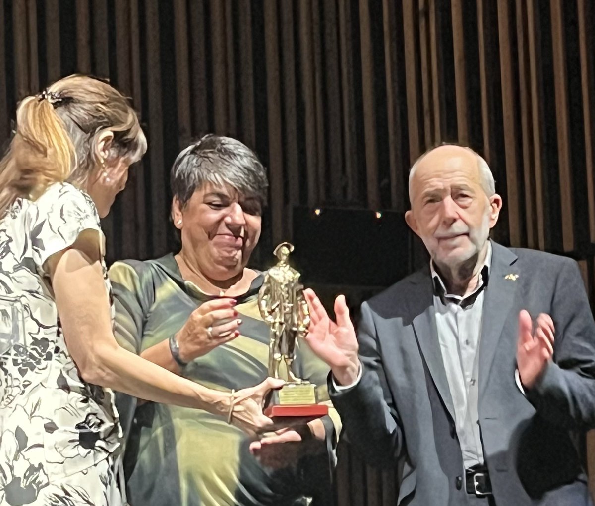 Urrezko Zeledoia Begoña Divarrek jaso du. 

Zein polita izan den ekitaldia, eta bera ere… 😍
Zorionak!!