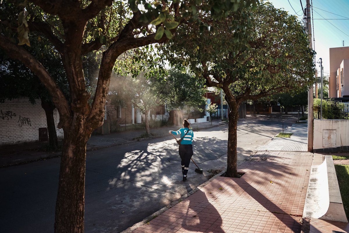Cada mañana, nuestros equipos limpian las calles. #BarridoManual #GestiónQueSeVe #JuntosHacemosMás