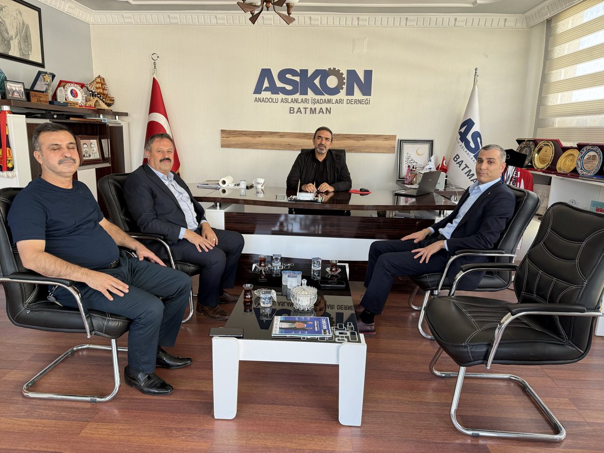 Siirt MHP il başkanı Cengizhan Oğuzhan , Merkez İlçe Başkanı Ali Kayaalp ve yönetim kurulu üyesi Burhan Yeyrek’i derneğimizde ağırladık.