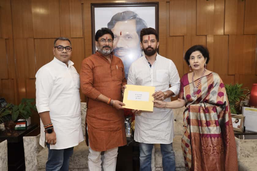 राष्ट्रीय अध्यक्ष सह केंद्रीय मंत्री आदरणीय श्री <a href="/iChiragPaswan/">युवा बिहारी चिराग पासवान</a> जी ने बिहार प्रदेश अध्यक्ष श्री राजू तिवारी जी को NDA समर्थित लोक जनशक्ति पार्टी (रामविलास) की ओर से 14 - गोविंदगंज विधानसभा का प्रत्याशी घोषित किया।

मौके पर बिहार प्रभारी व जमुई सांसद आदरणीय श्री अरुण भारती जी