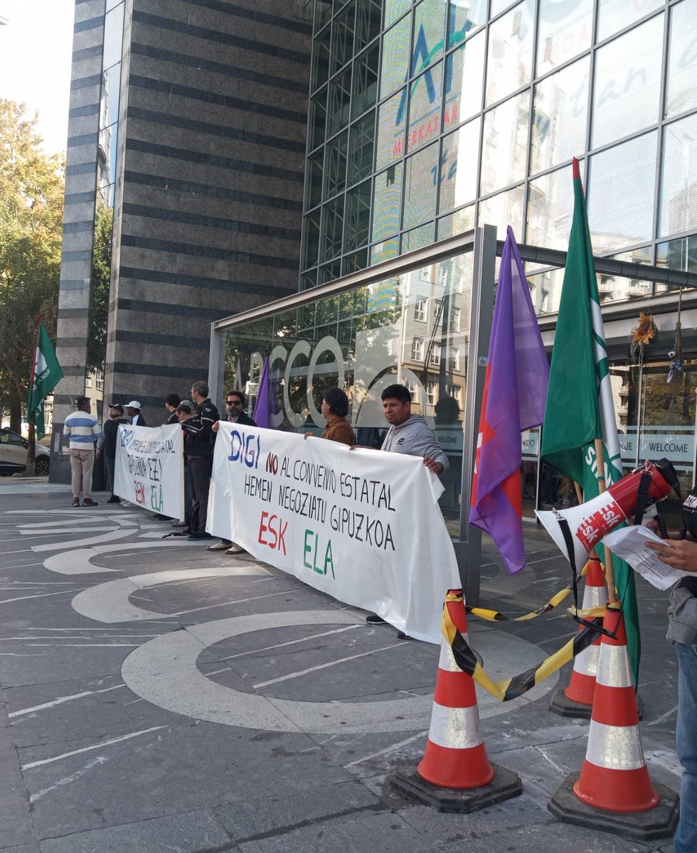 #DIGI-ko langileak prekarizatzen duen hitzarmen baten aurka mobilizatu dira gaur ere. Bihar eta etzi ere grebarako deia dago.

Gaur Gipuzkoan langileek elkarretaratzea egin dute Arcco merkataritza-zentroaren sarreran eta CCOO eta UGT sindikatuen egoitzen aurrean.

#DIGIborrokan