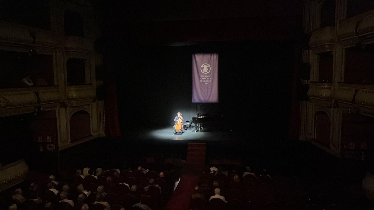 🎼 Esta tarde, o <a href="/TeatroRosalia/">Teatro Rosalía Castro</a> acolleu o concerto do Dúo Cassadó, dando comezo á tempada 2025-2026 da <a href="/sfcoruna/">Sociedad Filarmónica A Coruña</a>. 

🤩 O público asistente gozou dun dos conxuntos máis fascinantes do panorama internacional cunha actuación chea de elegancia, emoción e talento.