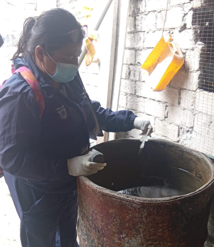 Salud_CZ8's tweet image. #MSPEnTerritorio | Con el objetivo de prevenir casos febriles, transmitidos por picaduras de mosquito, personal de #ControlVectorial del #Distrito09D04 de @Salud_Ec abatizan y realizan destrucción de criaderos en domicilios de la parroquia #FebresCordero.